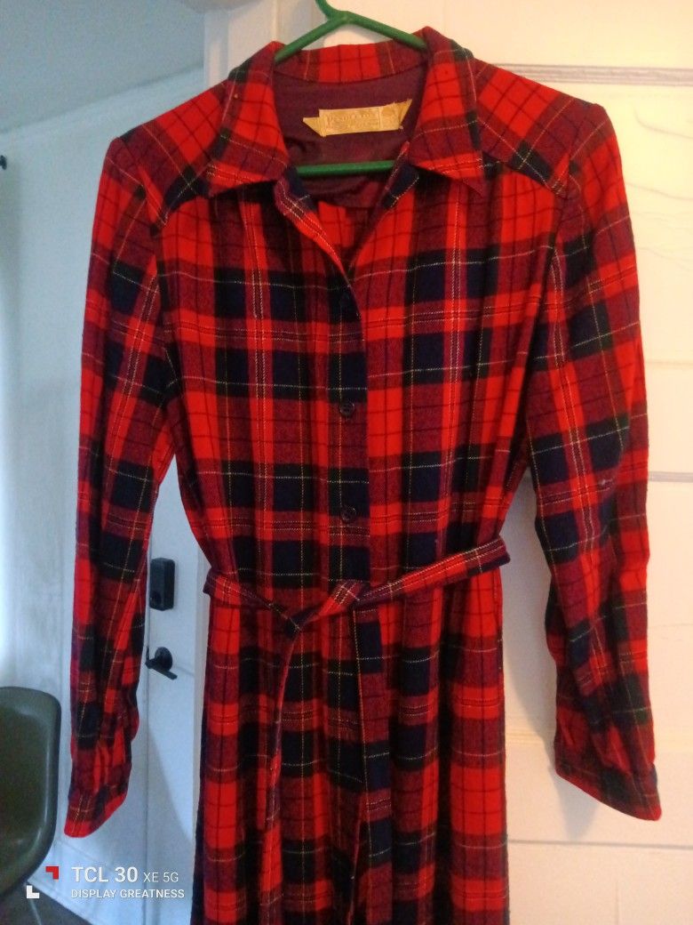 Pendleton Women Large Robe. Red/Blue