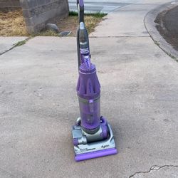 Purple Dyson Vacuum/ Aspiradora Dyson Morada (detalles En Fotos/ Details In Photos) 