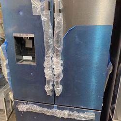 Bosch Black Stainless Counter-Depth Refrigerator – New Open Box
High-end **Bosch black stainless steel refrigerator. Protective factory film still on 
