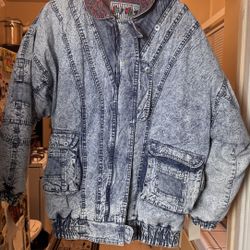 Vintage Stonewashed Denim Jacket with Button Closure and Side Pockets 1980
