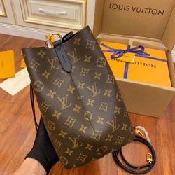 The beauty is coming! LV handbags are highlighted by colorful stitching, supported by metal chains, and super eye-catching with fashionable (off154)