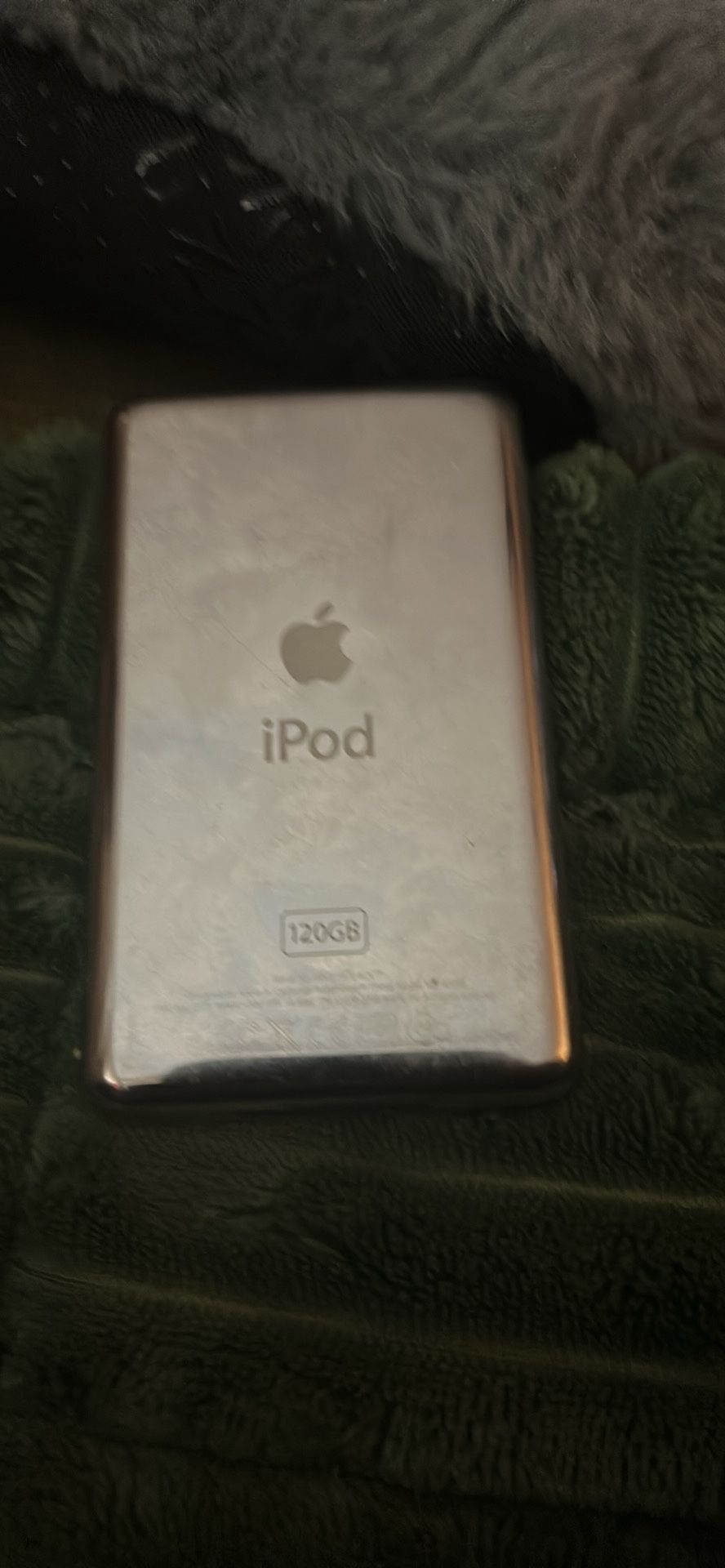 iPod Classic (6th Gen) / 120GB w/charger