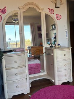 Girls vintage 1990’s Stanley vanity + dresser