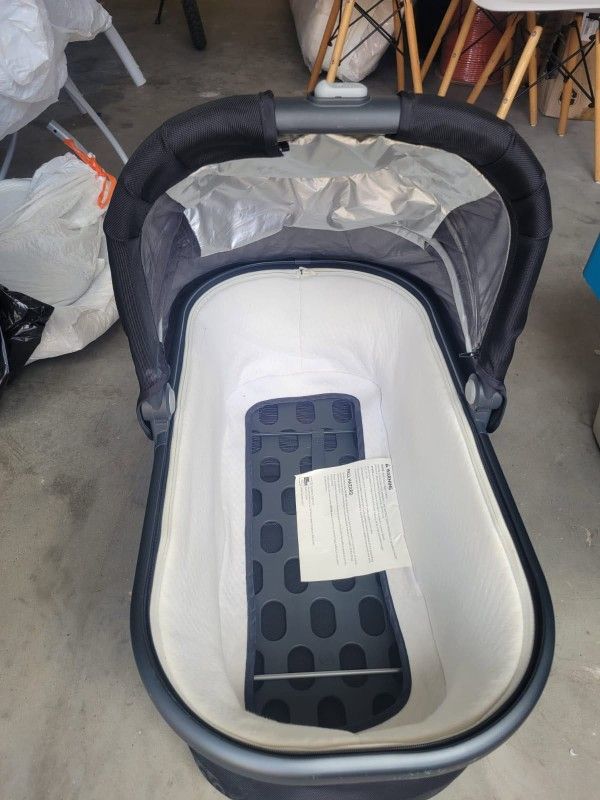 UPPAbaby Bassinet V3 - Compatible with Vista, Cruz, Ridge Strollers - Overnight Sleep Solution - Mattress, Sheet and Bug Shield Included - Jake
