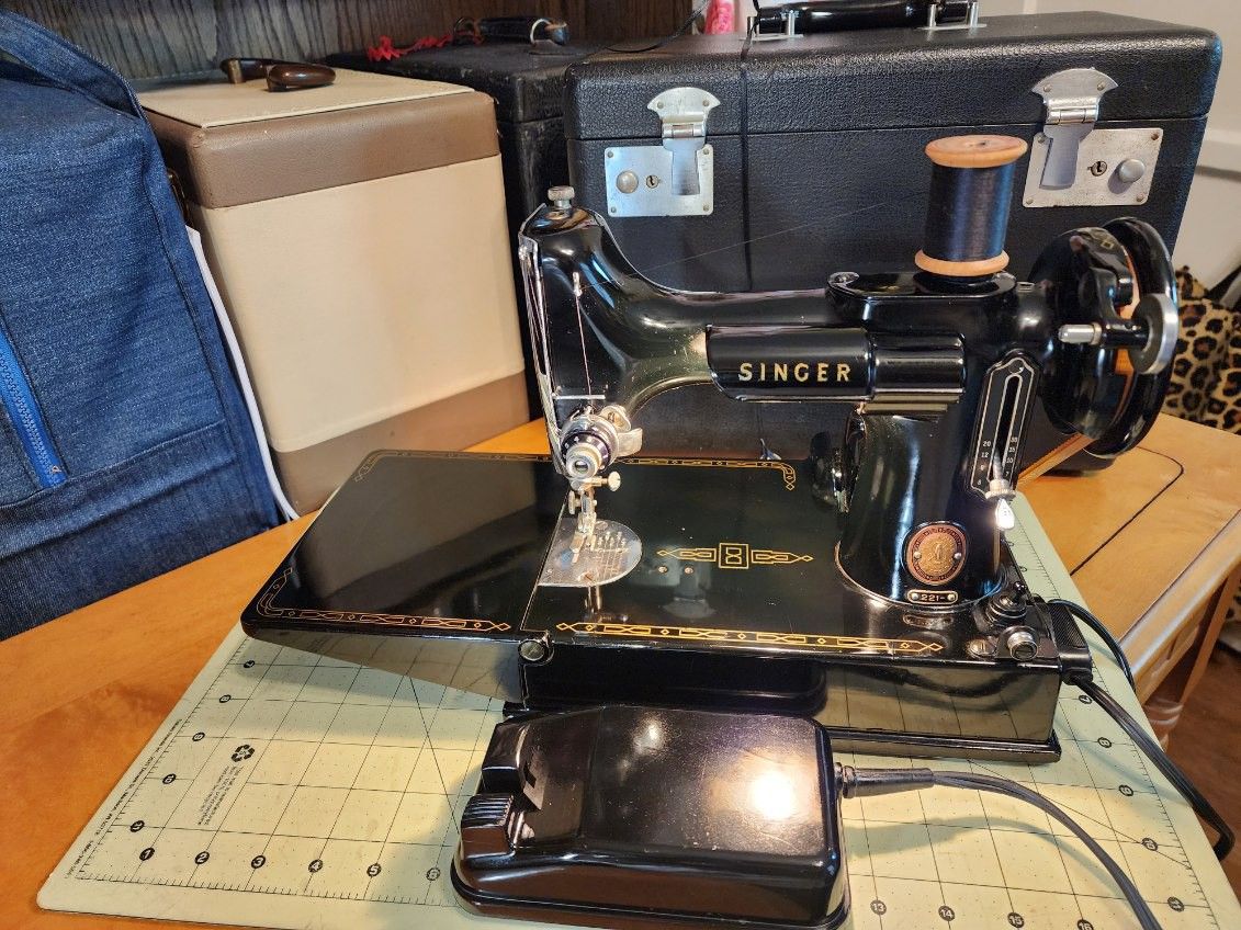 Singer Sewing Machine 221