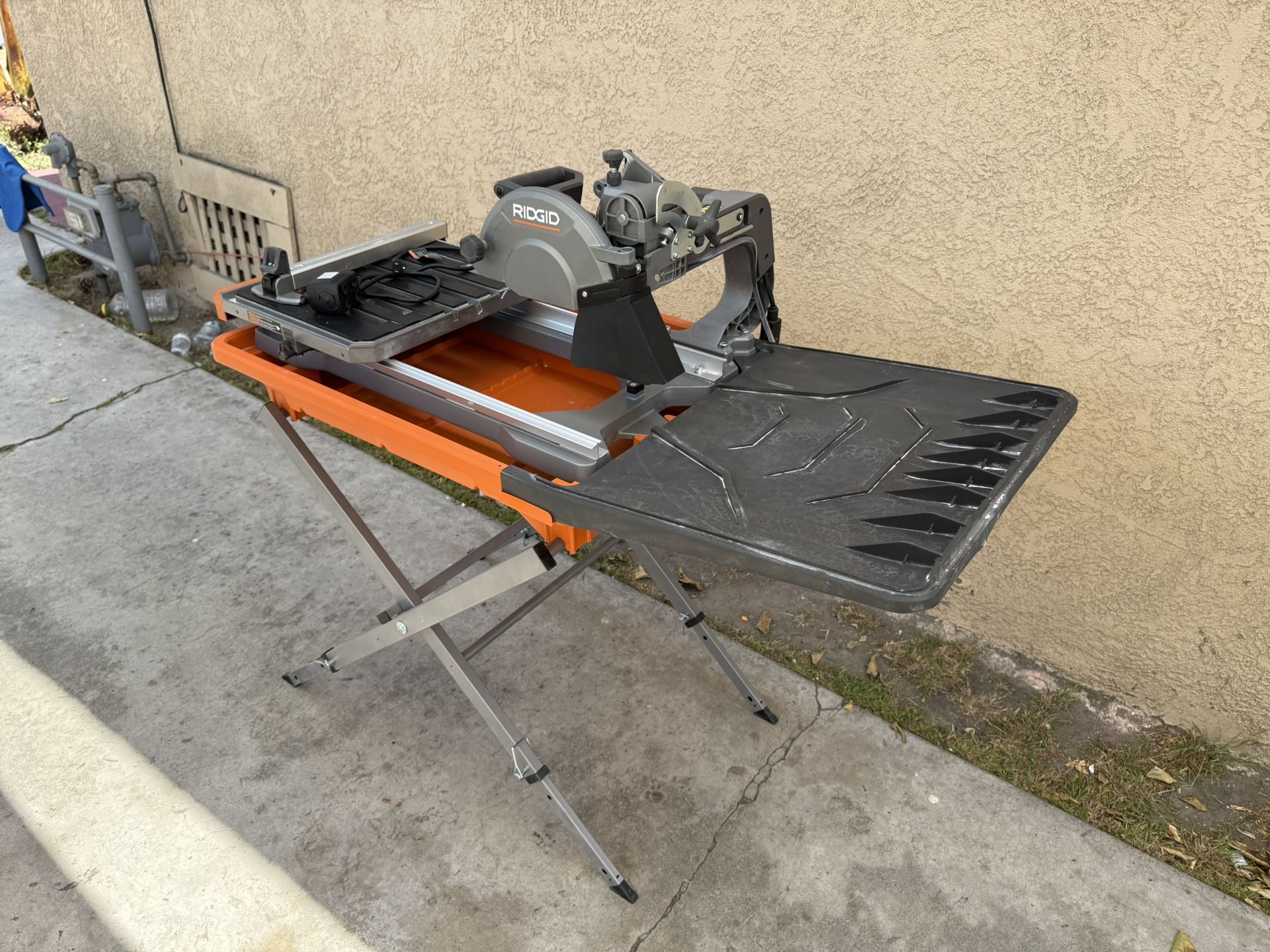 RIDGID 12 Amp 8 in. Blade Corded Wet Tile Saw w/Extended Rip **No Blade** **Needs New Tracking Wheel**