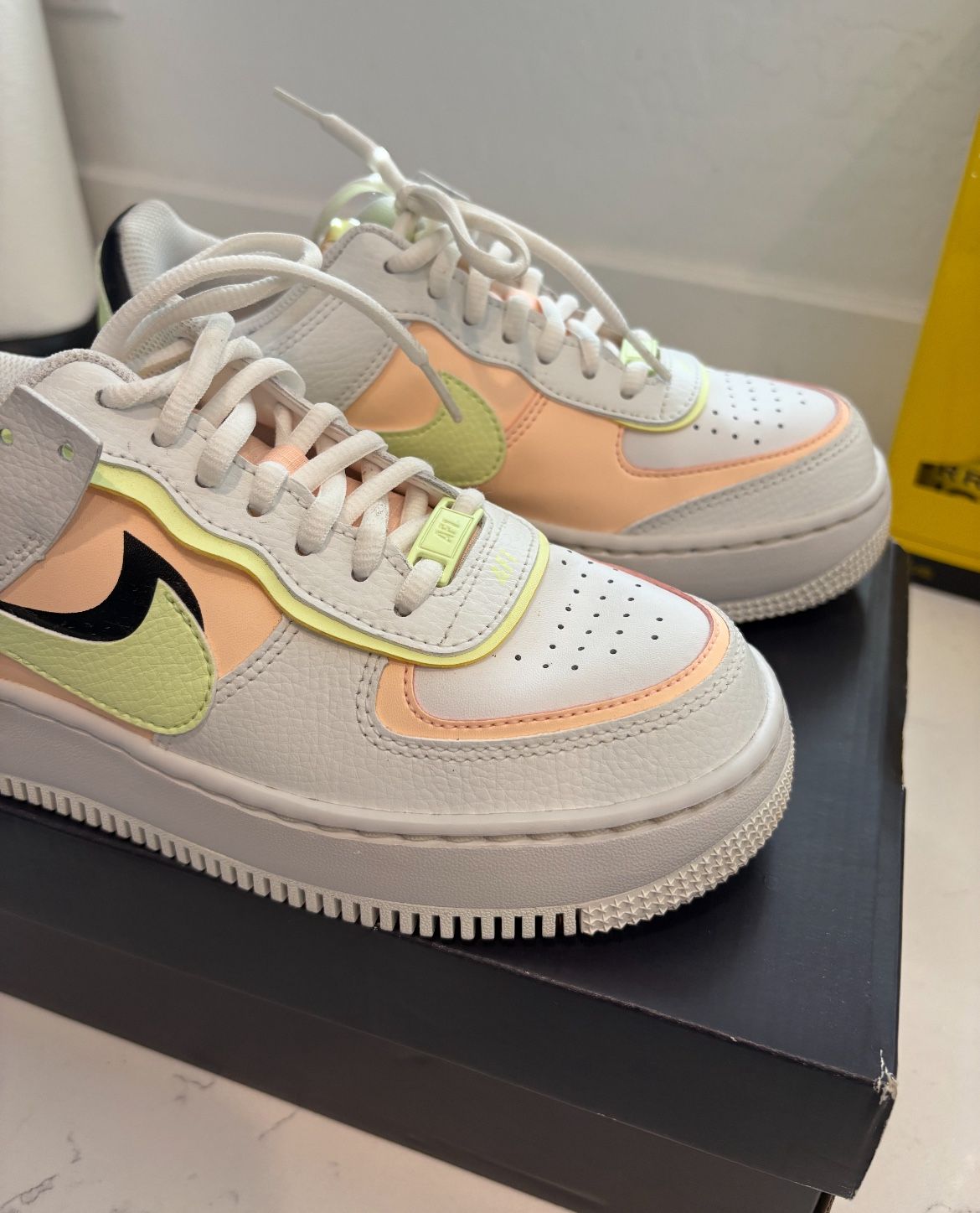 NEW WOMENS NIKES SIZE 7