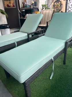 Patio set with 3 lounge chairs, in very good condition—from Costco. No damage.