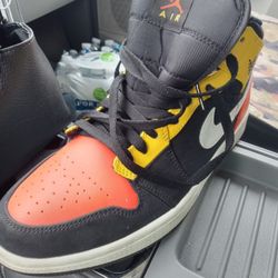 Jordan 1 Mid
Black Amarillo Orange