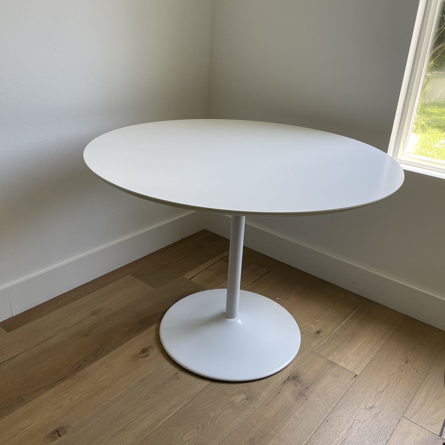 White Miele Pedestal Dining Table