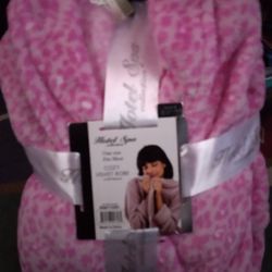 Womans Robe Pink Fleece One size fits most $20. 