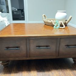 Beautiful Thomasville Hemmingway table