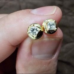 14K Gold
Natural Diamond Stud Earrings (VVS1)
Princess cut (⅓ ct)