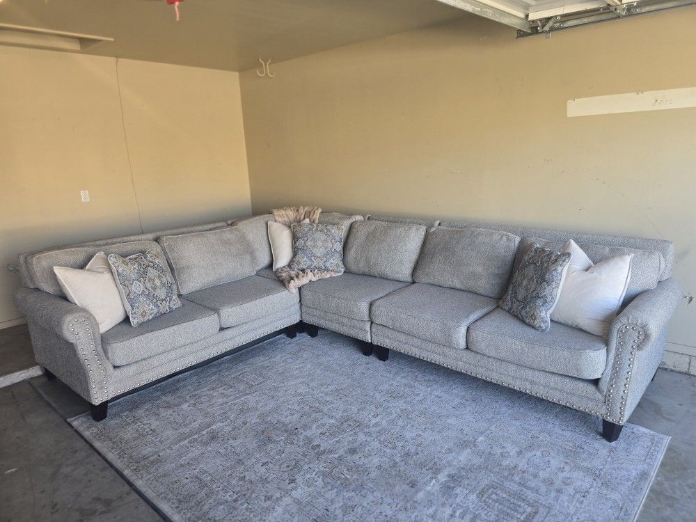 EXCELLENT CONDTION SECTIONAL SOFA - DELIVERY AVAILABLE