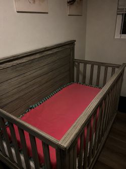 NEVER USED baby crib - convertible
