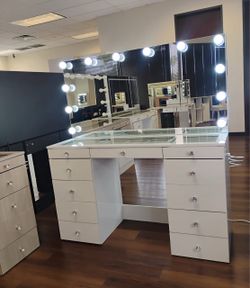 White Hollywood Vanity Desk with Lighted Mirror