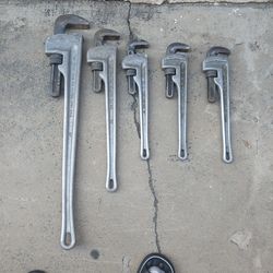 Pipe wrenches
