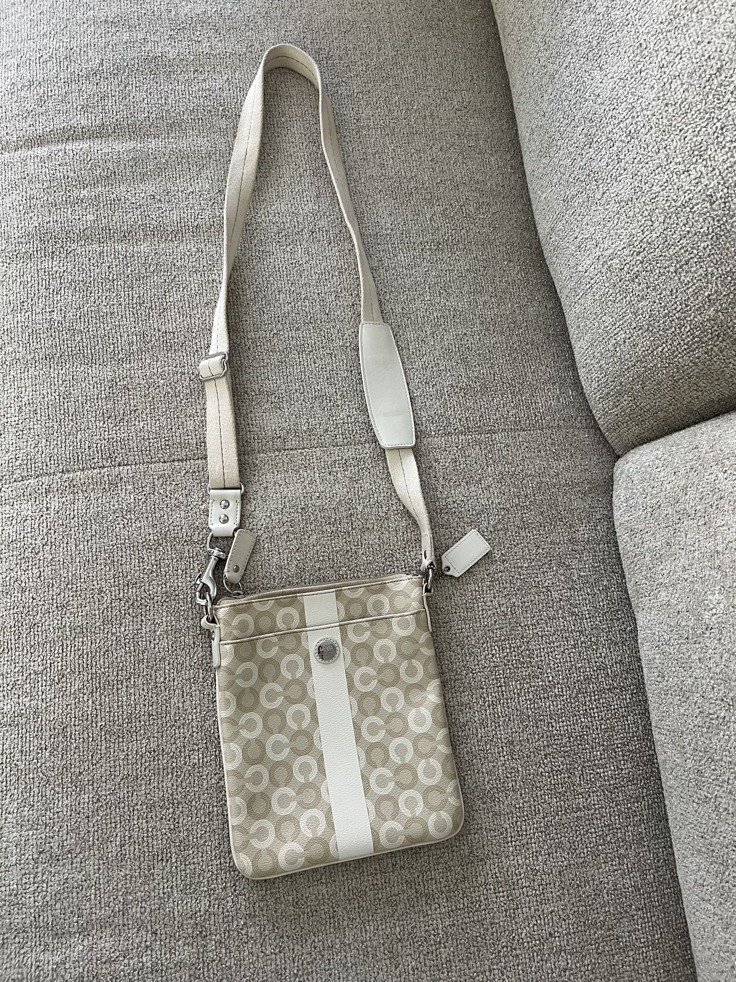 VINTAGE COACH BROOKE OPT ART CROSSBODY BAG. Purse is in good used condition. Some marks in the inside, See pictures carefully. Otherwise, outside is i