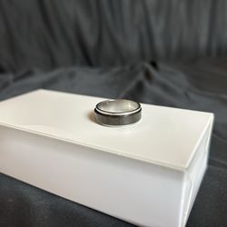 🪨 Men’s Silver & Gunmetal Two-Tone Band Ring – Size 13 | Trades Welcome! This sleek ring features a brushed gunmetal center with polished silver edge