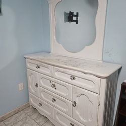 Dresser With Mirror