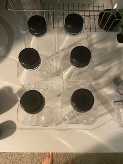 6 plastic storage containers 24oz