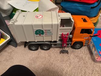 Garbage truck toy