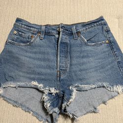 Women Levi’s shorts