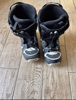 Size 7 Salomon Snowboard Boots