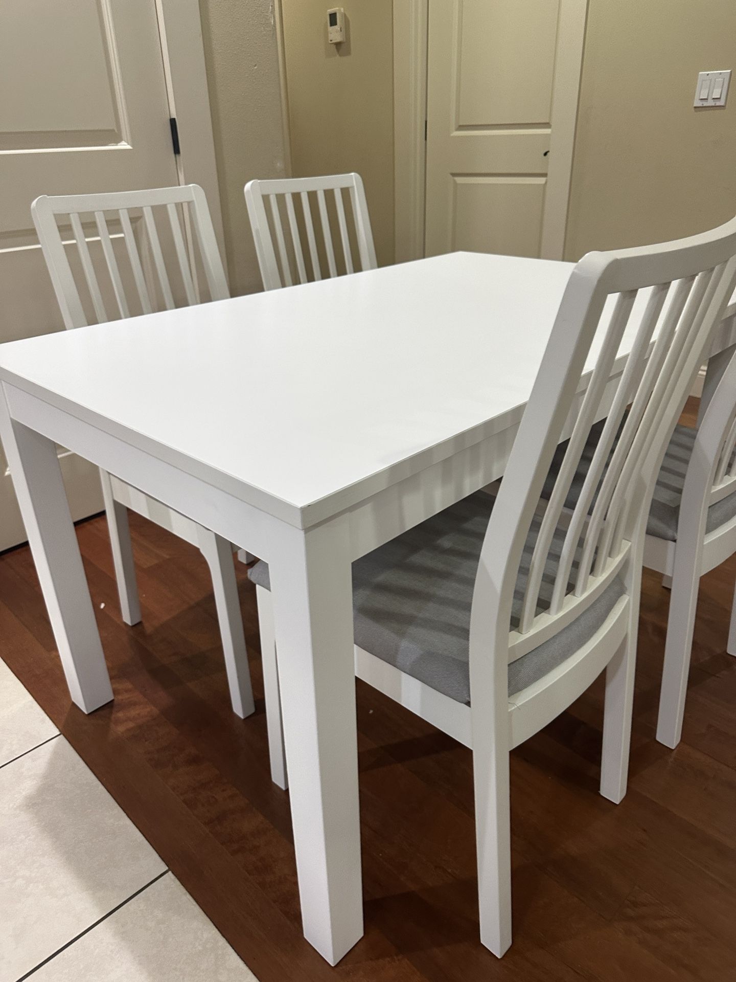Simple Modern Extendable Dining Table and 4 Upholstery Chairs