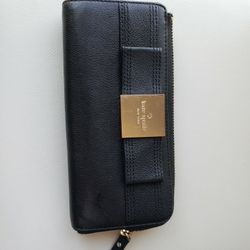Gently used Kate Spade leather black wallet. 