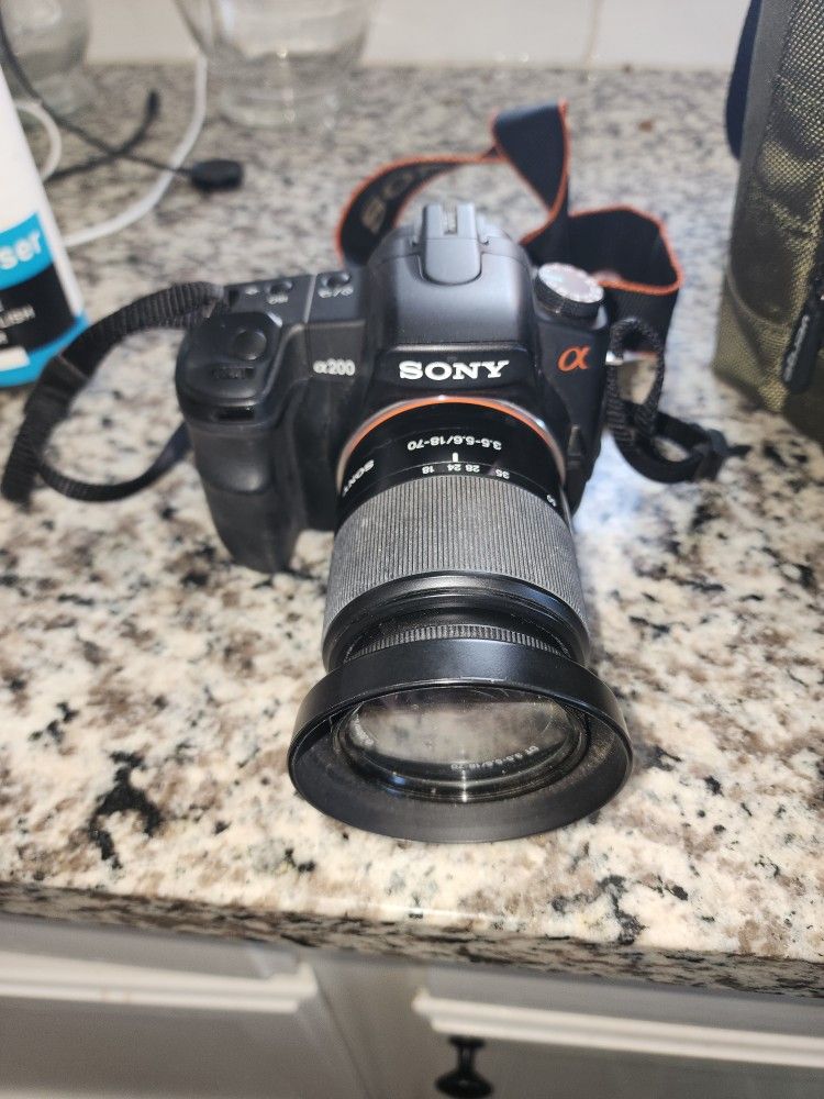 Sony Alpha A200 10.2MP Digital SLR Camera Kit with 18-70mm Lens