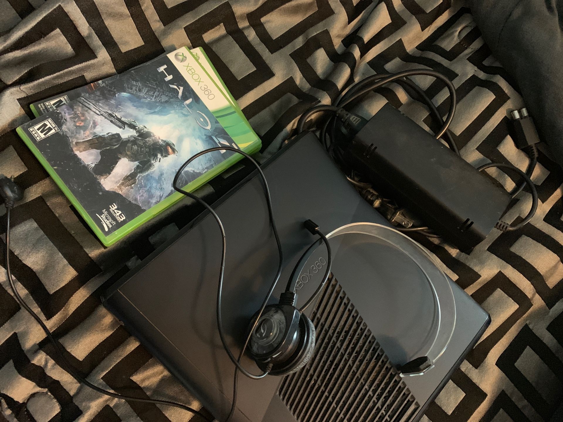 Xbox 360 slim with headphones (no controller) 2 games