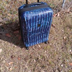 LOTS OF NICE PULL ALONG LUGGAGE 