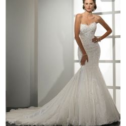 Midget Sorrento Tracy Wedding dress will fit sizes 4 to 8 with hip size up to 39. I am 5ft 2 in and wore 2 in heels
