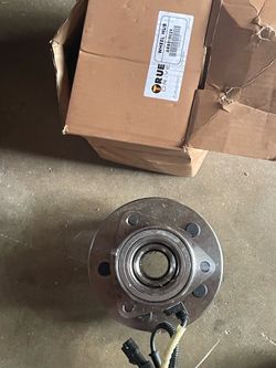 Wheel hub for A 2000–2003 Ford F-150 (4WD / 4x4 models with 5-lug configuration and 4-wheel ABS)