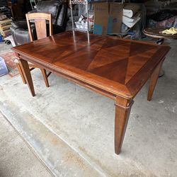 Dining Room Table with 8 chairs