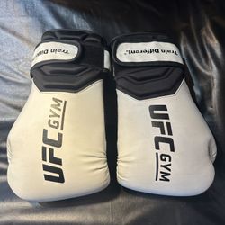UFC Boxing Gloves Adult 18 Oz