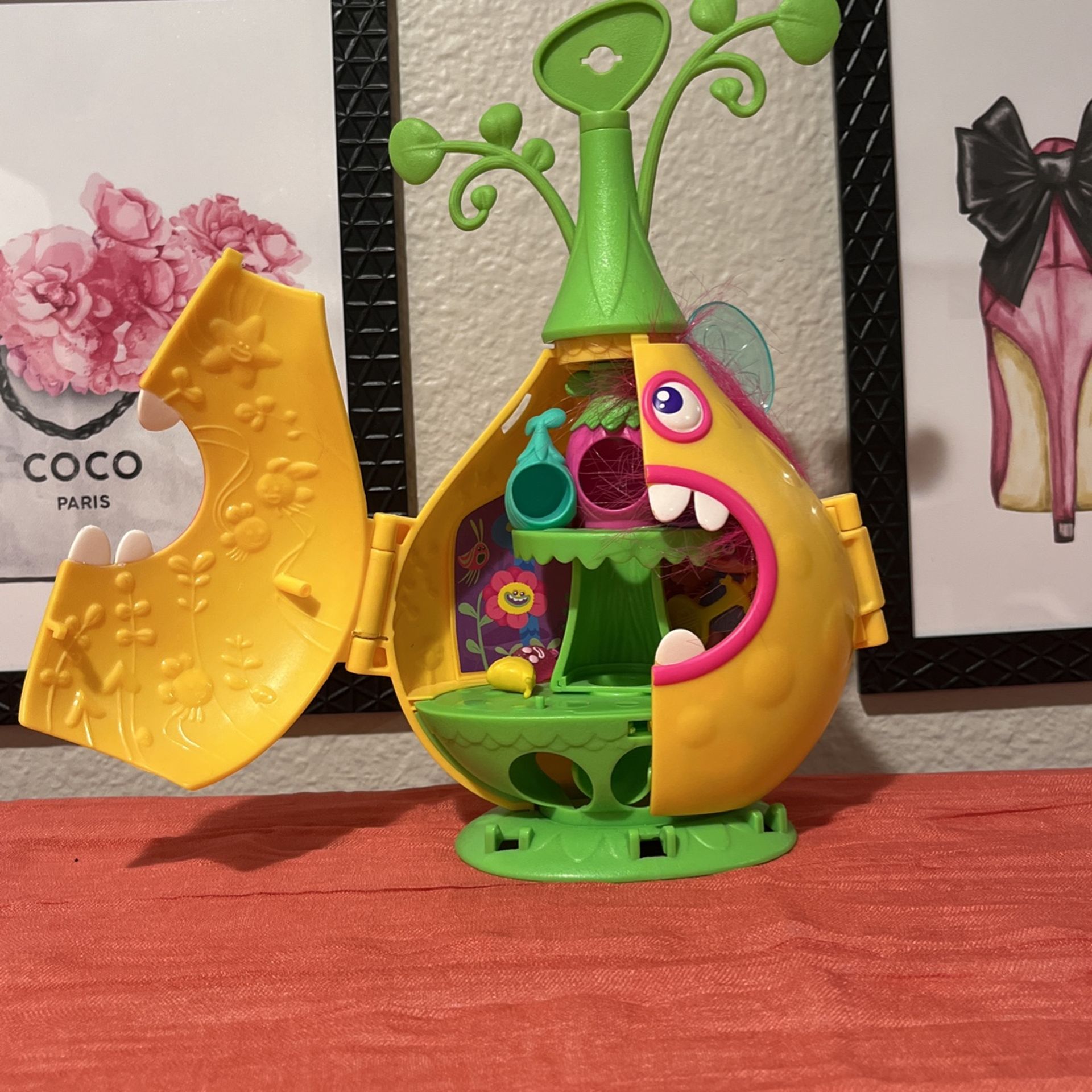 DREAMWORKS MOSTER TROLL HOUSE WITH TROLL AND BUG CHARMS