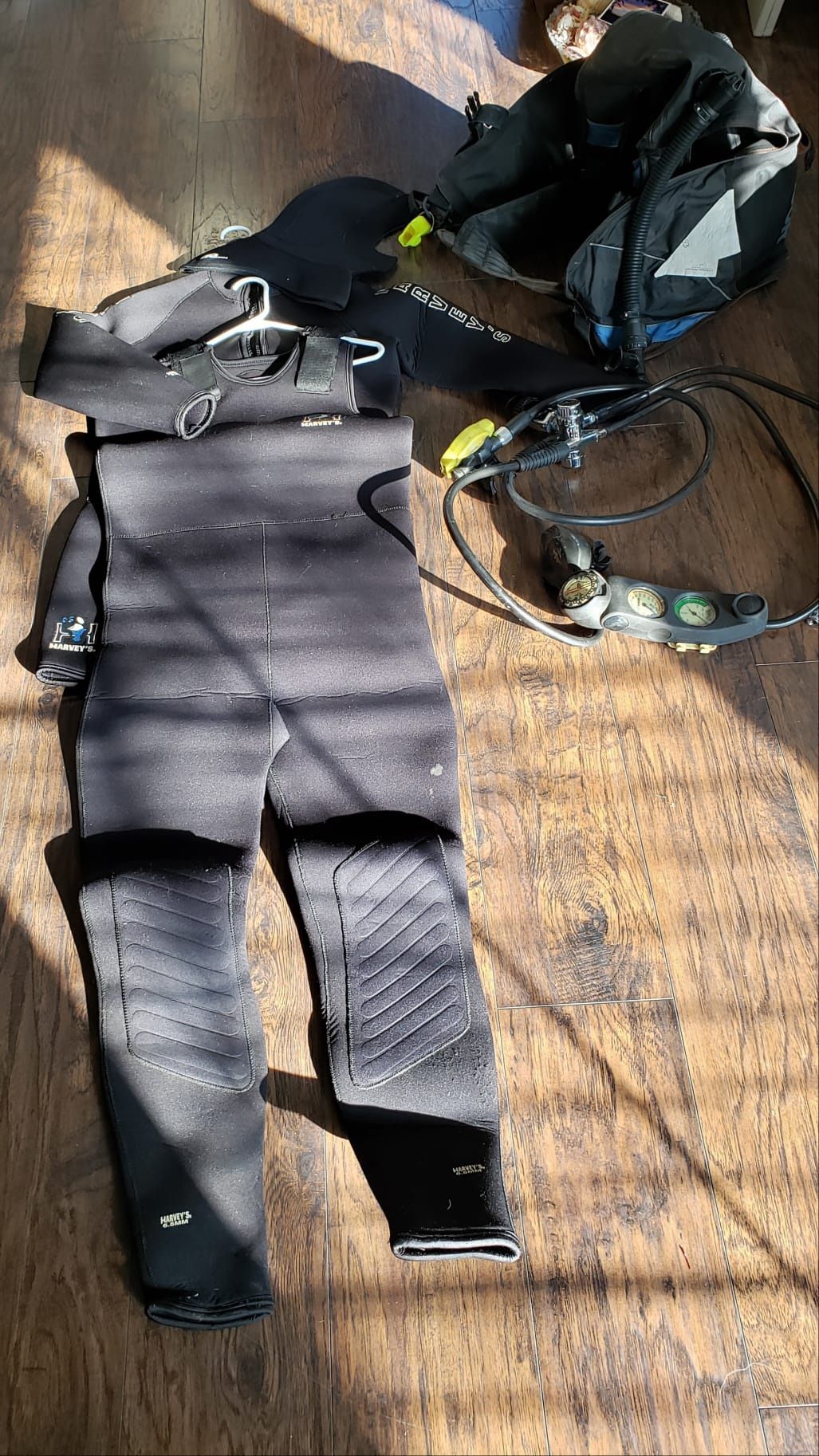Scuba diving set ..Dacor BC, Dacor regulator, Harvey's two-piece 6.5 mm wetsuit, Odyssea Hood.. must sell!