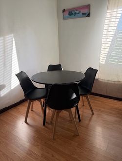 Round Dining Table w/ 4 Chairs