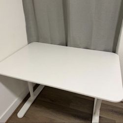 Height adjustable computer table