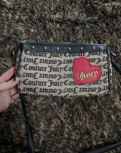 y2k Juicy Couture black & cream crossbody bag with repeating text pattern #juicy #y2k