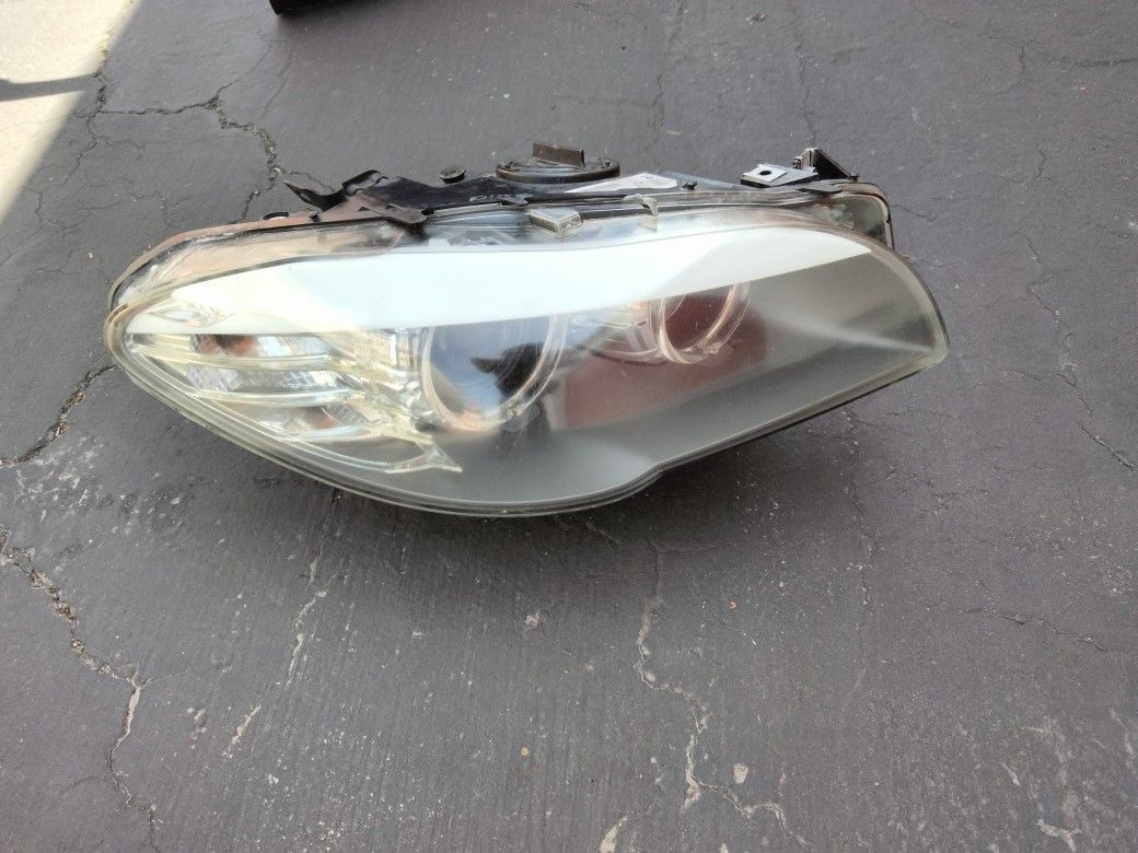 Bmw 528i Headlight With Light Bulbs And Assembly Oem.