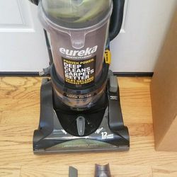 NEW cond EURIKA COMMERCIAL VACUUM WITH COMPLETE ATTACHMENTS  , AMAZING POWER SUCTION  , WORKS EXCELLENT  , IN THE BOX 