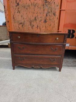 Serpentine-front chest 3 drawer