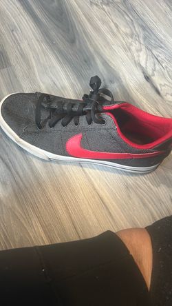 Nike Low-Top Sneaker Gray Red Swoosh