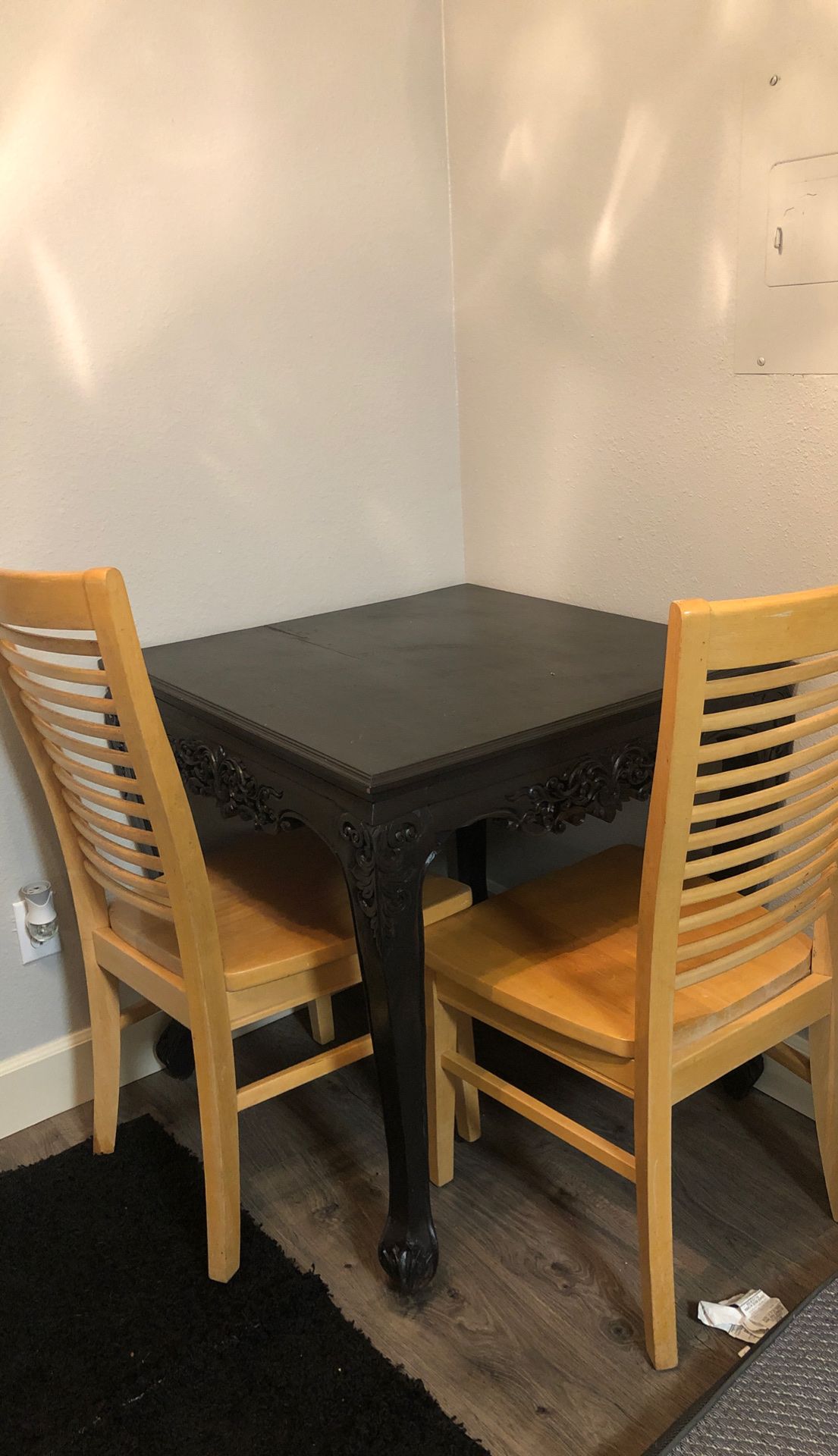 Dining room table W/ Chairs