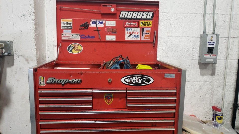 Snap On 32" 11 drawers tool chest. With SAE tools.