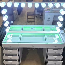 Vanity Set With 18 Bulbs and Bluetooth speakers!