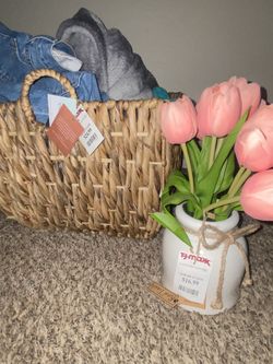 basket/faux flower decorations